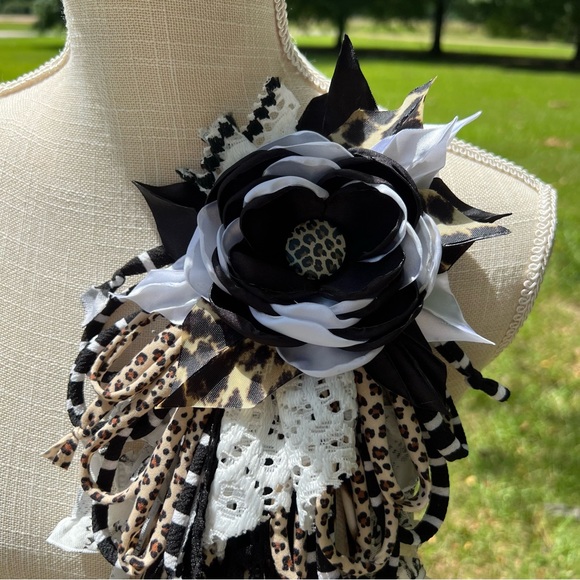 Scrappy Flower Pin - Picture 2 of 2